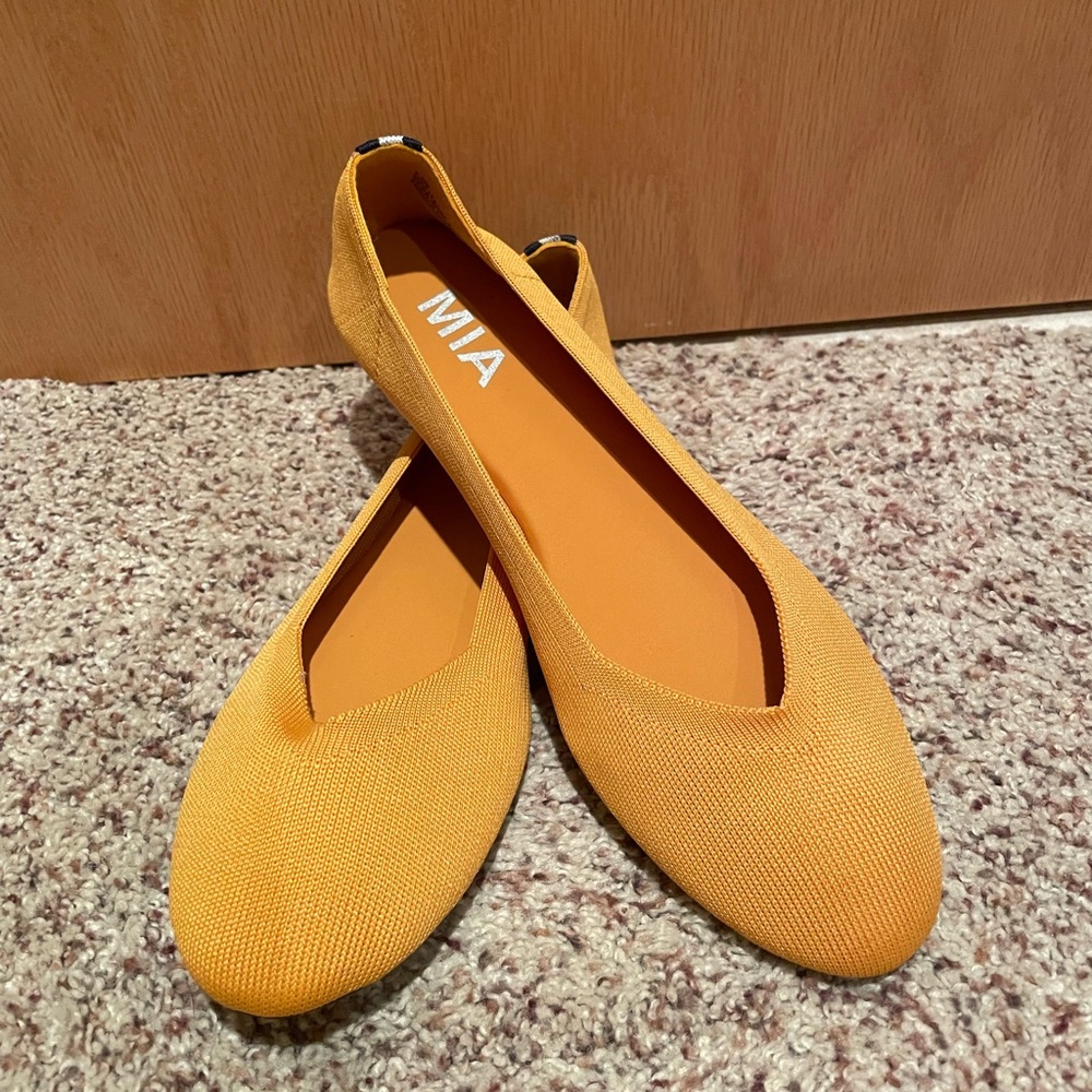 NEW Yellow Ballet Flats w Black and White Detailing on the Back